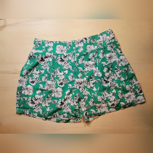 Cutie green lined & pleated shorts NWT - Picture 1 of 3